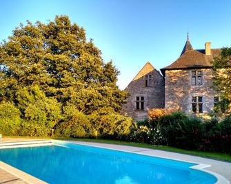 20% discount for 5 nights in a private Château & Pool - Bellevigne-en-Layon - Piscina