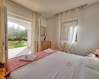 Apartments Mirella - Novigrad - Schlafzimmer