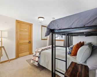 Honey Hole Lodge - Onamia - Bedroom