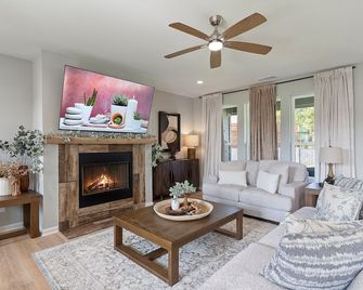 New Cozy Luxe Rockwall Retreat Minutes to Lakes, Downtown & Shops! - Rockwall - Living room