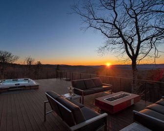 Sunset Falls Estate: 167-acre mountain home, indoor sauna, cold plunge & steam - New Marlborough - Balcón
