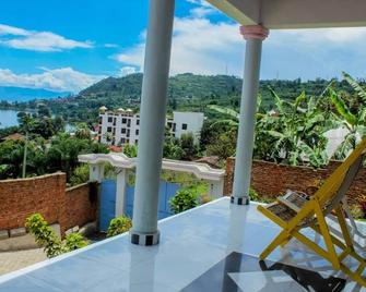 Spacious 4-bedroom apartment with AC and WiFi in enjoyable Gisenyi - Gisenyi - Balcony