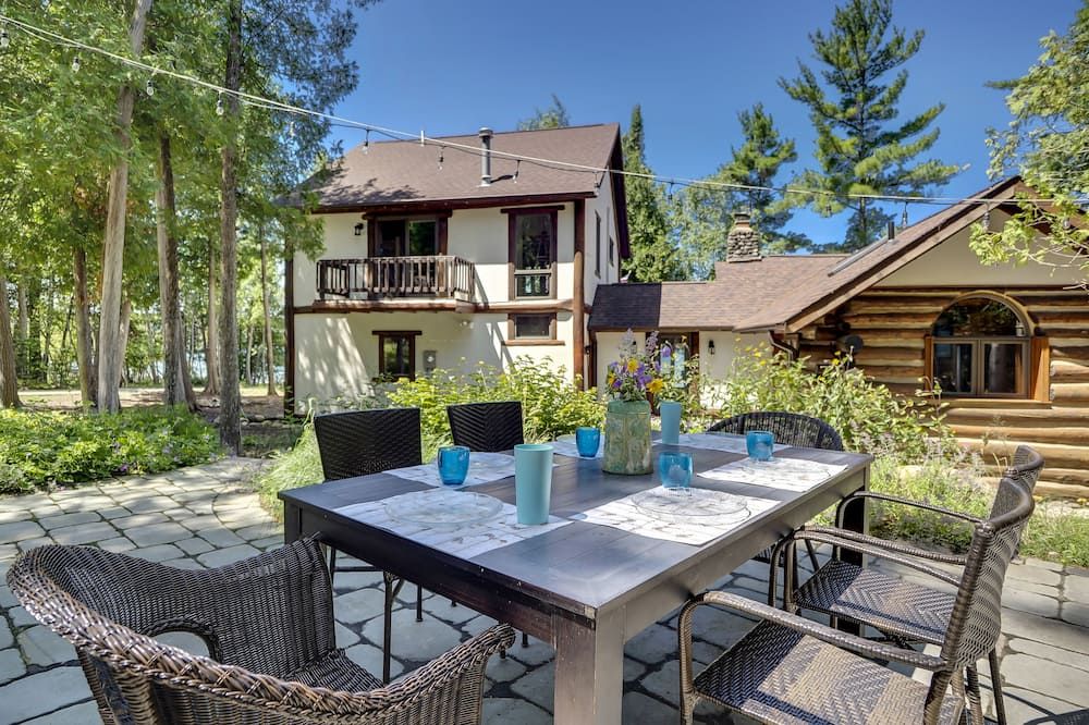 Beautiful Log Home with all the comforts and amenities anyone would ever need ! - East Jordan - Patio