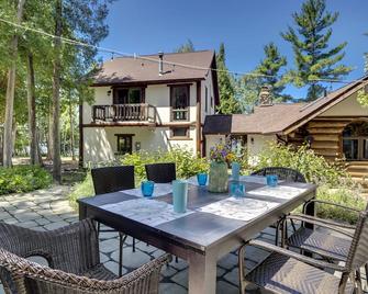 Beautiful Log Home with all the comforts and amenities anyone would ever need ! - East Jordan - Patio