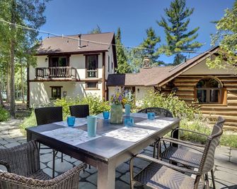 Beautiful Log Home with all the comforts and amenities anyone would ever need ! - East Jordan - Patio