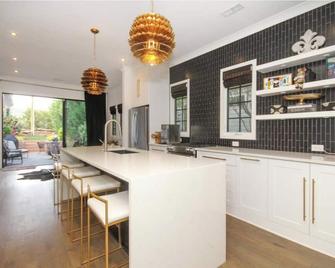 The Perfect Historic Dilworth Bungalow For Sports Fans and Foodies Alike - Charlotte - Cucina