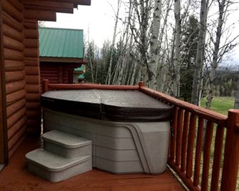 British Columbia Log Cabin for Glamping on an Authentic Ranch - Bridge Lake - Balcony