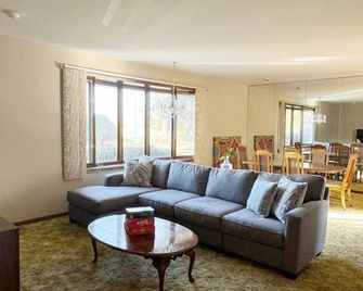 Hidden Gem Oasis 40 Minutes Away From Chicago - Lockport - Wohnzimmer