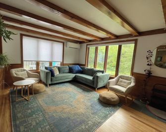 Beach Cabin by the Sea - Biddeford - Living room