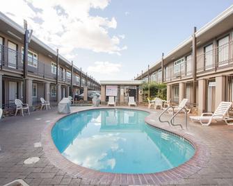 ديل سول إن - أنهايم ريزورت - انهايم - حوض السباحة