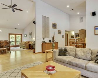 Contente! Great for Groups and Families! Hot Tub, Game Room, Huge Yard and More! - Guerneville - Living room