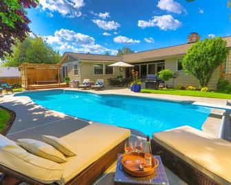 Heated Pool & Hot Tub In A Quiet Neighborhood- Walk To Town- Dog Friendly - Walla Walla - Pool