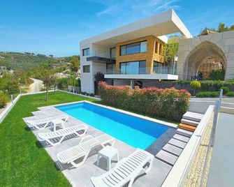 Spacious 6-bedroom villa in delightful Bchaaleh with AC - Enfeh - Piscina