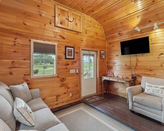 Higden Hideaway with Fire Pit Near Greers Ferry Lake - Fairfield Bay - Living room