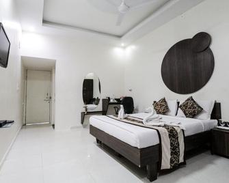 Arristo Resorts & Club - Ahmedabad - Bedroom