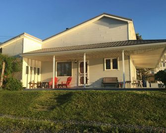 Ocean Front Cottage - Rose Bay - Building