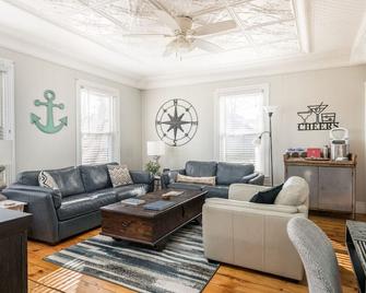 Arlie's Digs! - One Block To Willard Beach! - South Portland - Living room