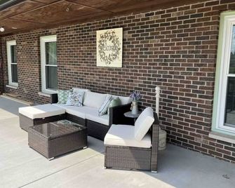 Peaceful getaway centrally located just min. from Madison and Belterra casino. - Vevay - Patio