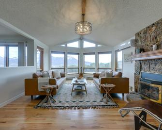 Spacious Hotchkiss Home with Stunning Mountain Views - Hotchkiss - Lounge