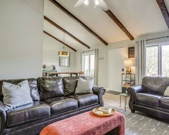 2 Mi to Jmu: Harrisonburg Home w/ Gas Grill - Harrisonburg - Living room
