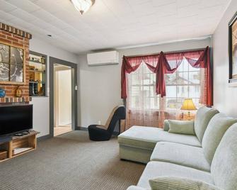 Hillsborough Village Retreat: Walk to River! - Hillsboro - Living room