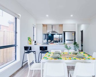 Charming 3-Bedroom Retreat in Junction Village - Cranbourne - Comedor