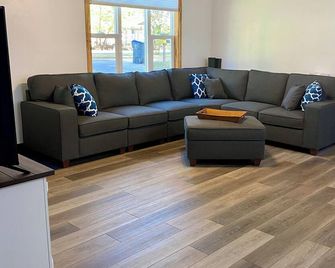 Cottage by the Beach 2 - Shawano - Living room