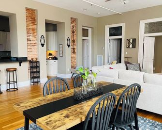 Conductor's Rest: Beautiful 2 Bedroom Loft in Historic Cambridge, Maryland - Cambridge - Dining room