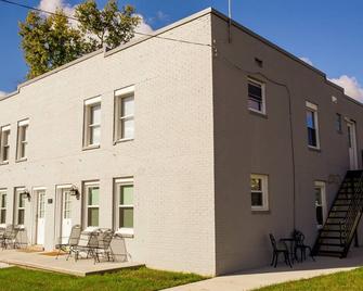 211 Paris St Suites are just minutes from The Ark Encounter - Williamstown - Building