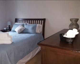 Cozy, Comfortable and Close to Everything - Minneapolis - Bedroom