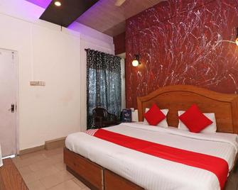 OYO Flagship 76610 Hotel Grandeur - Mumbai - Bedroom