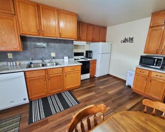 Cozy 3-bedroom condo with AC and WiFi in enjoyable Eau Claire - Eau Claire - Kitchen