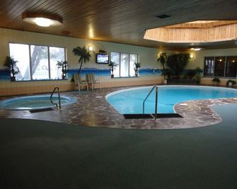 Canway Inn And Suites - Dauphin - Zwembad