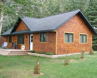 Westview Retreat on Solberg Lake - Phillips - Building