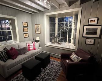 1798 House - Historic house 1 mile from downtown New Hope - New Hope - Living room