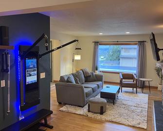 East Wenatchee Oasis 4br, Pool, Hot Tub, Loop Trail - East Wenatchee - Living room