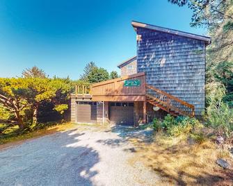 Updated dog-friendly home with fantastic ocean views - walk to the beach - Port Orford - Building