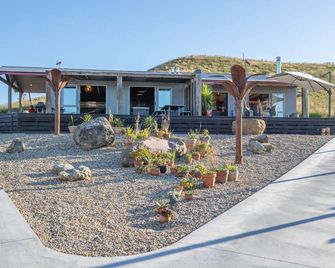 Holiday Bliss - Kiwi Suite - Tirau - Building
