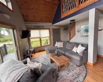 Treasure Lake 5 Br Beach House With Hot Tub; Direct Access To Beach & Playground - Dubois - Huiskamer