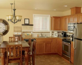 Quiet end of Ocean Shores. Walking distance to the beach - Ocean Shores - Kitchen