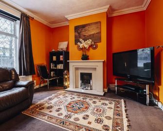 Luxury Town House - Bolton - Living room