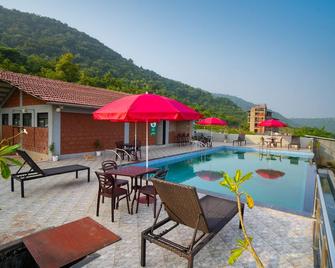 Gaurav Lords Resort - Shrīvardhan - Piscina