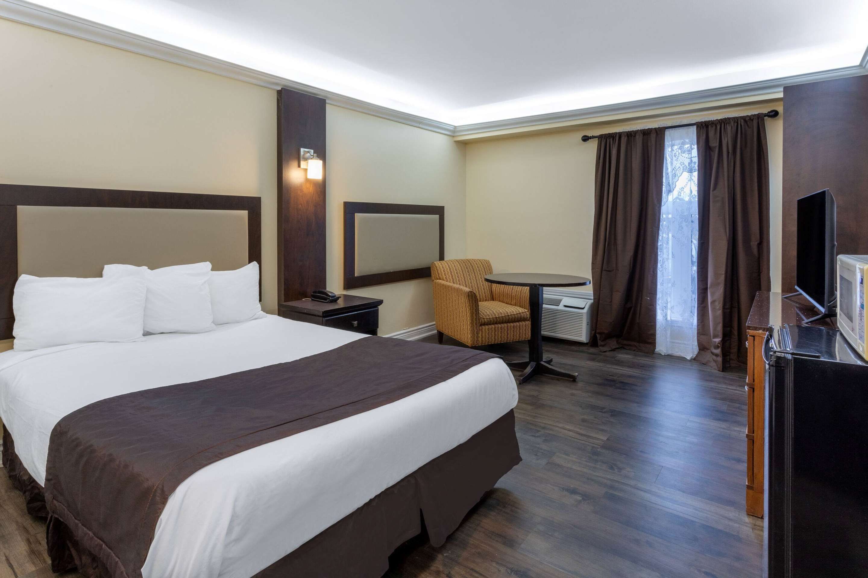 Travelodge by Wyndham Sarnia - Sarnia - Schlafzimmer