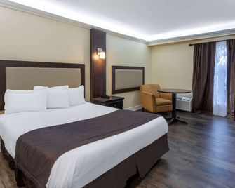 Travelodge by Wyndham Sarnia - Sarnia - Schlafzimmer
