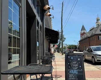 The Post Suite - above Bull & Barrel Close to GSU - Statesboro