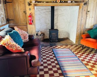 Thatched Cottage With Sea Views Situated Just Yards From The Beach - Lands End - Living room