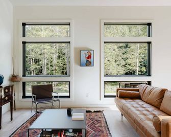 Nature's Edge: Serene/Modern Cabin w.Firepit +Pond - Livingston Manor - Living room