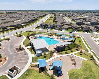 Charming 4BR Home w Spacious Backyard in Hutto - Hutto - Pool