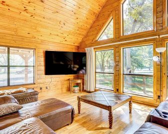 'Rock Creek Lodge' 1 Mi to Lake of the Arbuckles! - Sulphur - Sala de estar