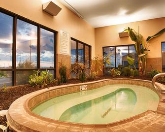 Best Western Plus Night Watchman Inn & Suites - Greensburg - Pool